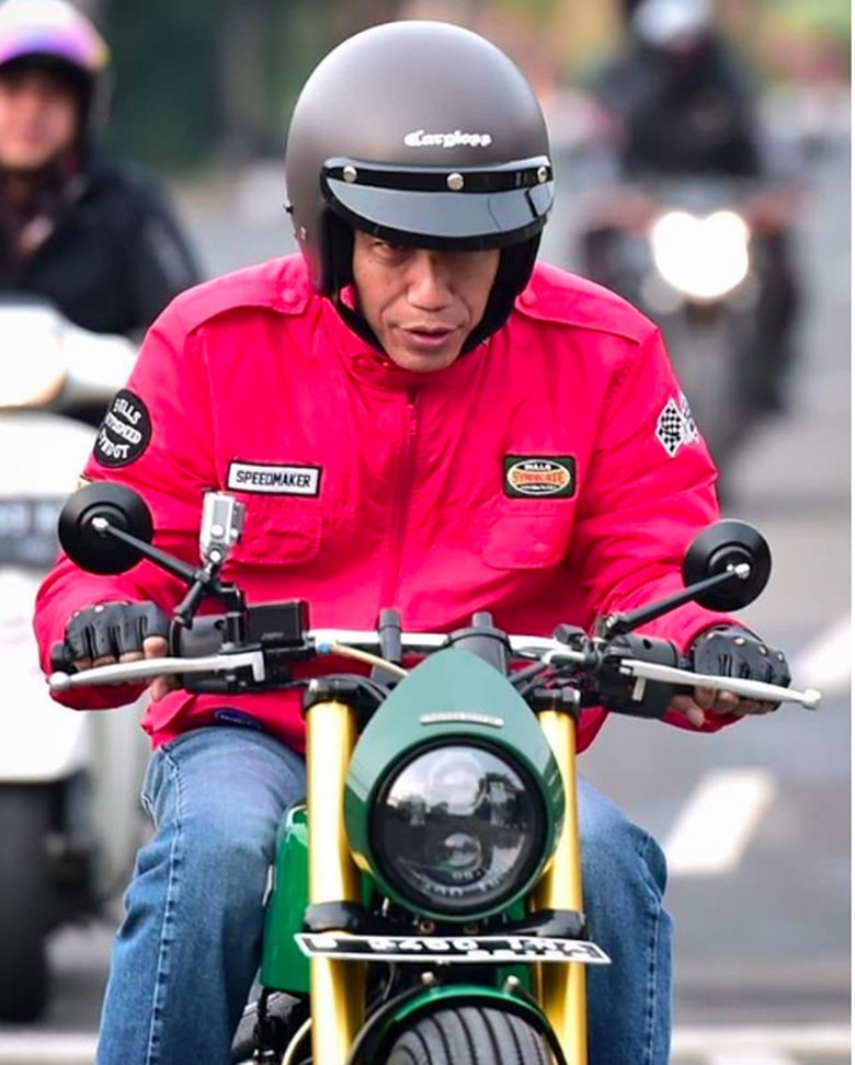 Jokowi naik motor kustom. Foto: Screenshot Instagram Joko Widodo