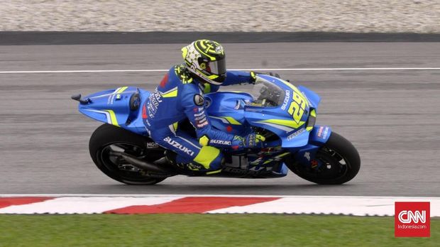 Pebalap Suzuki Andrea Iannone akan start dari posisi ketiga setelah Marc Marquez mendapat hukuman penalti.