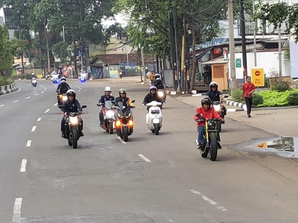Cerita Jokowi Bawa Sepeda Motor Tidak Nyalakan Lampu dan Tak Ditilang Cerita Jokowi Bawa Sepeda Motor Tidak Nyalakan Lampu dan Tak Ditilang