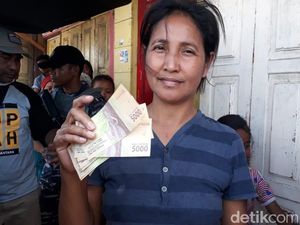 Senangnya Warga Saumlaki Tukar Uang Lecek: Jadi Baru Lagi