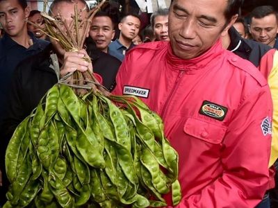 12 Pose Jokowi Saat Blusukan ke Pasar Anyar Tangerang