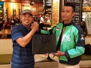 Kisah di Balik Viral Driver Go-Jek Belikan Penumpang Jas Hujan Kisah di Balik Viral Driver Go-Jek Belikan Penumpang Jas Hujan