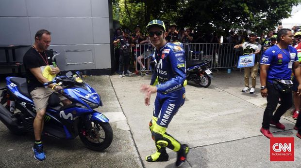 Valentino Rossi tersenyum sebelum babak kualifikasi MotoGP Malaysia 2018 dimulai.