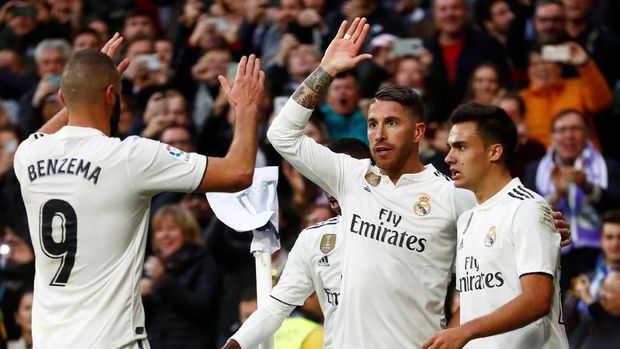 Sergio Ramos mencetak gol ke gawang Real Valladolid dari titik putih.