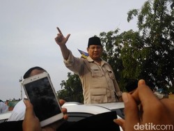 Prabowo Hadiri Haul Mbah Priuk, Warga Antusias