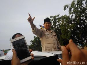 Prabowo Hadiri Haul Mbah Priuk, Warga Antusias Prabowo Hadiri Haul Mbah Priuk, Warga Antusias