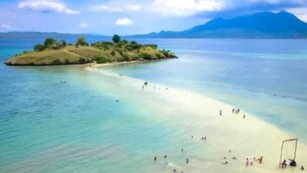 Foto Fenomena Laut Terbelah di Bima