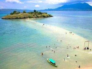 Pantai Lariti di Bima Punya Pesona Indah Laut Terbelah Pantai Lariti di Bima Punya Pesona Indah Laut Terbelah