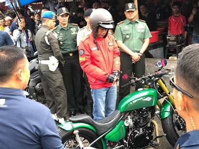 Begini Gaya Jokowi Sunmori ke Pasar Anyar