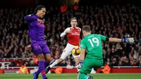 Virgil van Dijk tampil impresif di laga ini. Selain mampu meredam para penyerang Arsenal, Van Dijk punya tiga peluang bersih di depan gawang Arsenal. (David Klein/REUTERS)
