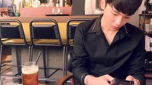 10 Potret Manis Key SHINee Saat Cicip Makanan Favorit