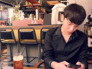 10 Potret Manis Key SHINee Saat Cicip Makanan Favorit