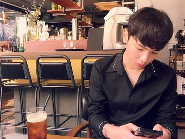 10 Potret Manis Key SHINee Saat Cicip Makanan Favorit