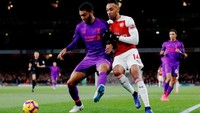 Joe Gomez dan lini pertahanan Liverpool bermain baik meredam Pierre-Emerick Aubameyang yang tengah on fire. Aubameyang malah digantikan Alex Iwobi di pertengahan babak kedua. (Matthew Childs/Reuters)