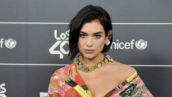 Foto: Berbalut Mini Dress Ketat, Dua Lipa Pamer Kaki Jenjang