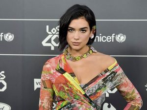 Hiks! Dua Lipa Batal Berkolaborasi dengan Ariana Grande