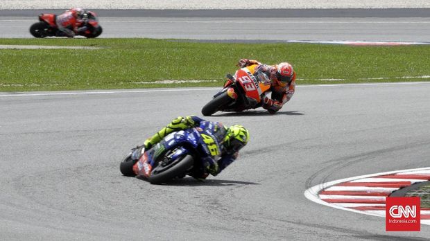 Valentino Rossi memimpin balapan MotoGP Malaysia dalam waktu lama sebelum akhirnya terjatuh.