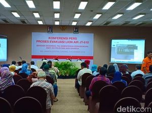 Video: Momen Kabasarnas Nangis di Depan Keluarga Korban Lion Air Video: Momen Kabasarnas Nangis di Depan Keluarga Korban Lion Air