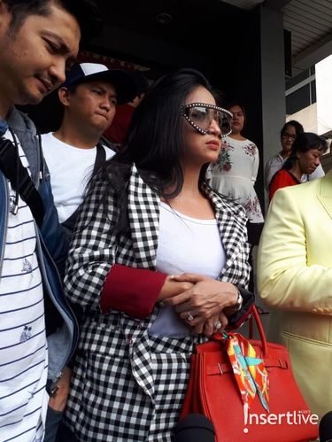 Dewi Perssik.