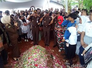 Suasana Haru Iringi Pemakaman Jaksa Dodi Korban Pesawat Lion Air Suasana Haru Iringi Pemakaman Jaksa Dodi Korban Pesawat Lion Air