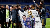 Pemain Leicester City membentangkan spanduk bergambar Vichai Srivaddhanaprabha (Michael Steele/Getty Images)