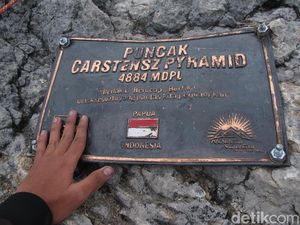 Video: Asosiasi Wisata di Papua Pastikan Pendakian di Carstensz Masih Normal Video: Asosiasi Wisata di Papua Pastikan Pendakian di Carstensz Masih Normal