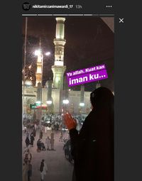 Nikita Mirzani umrah.