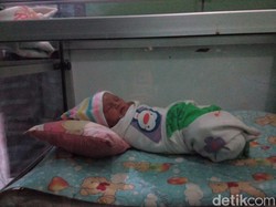Tega! Bayi Cantik Ini Ditaruh Dalam Kardus Dibuang di Pinggir Jalan