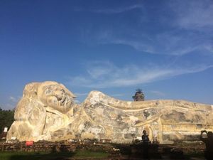 Situs Buddha Tidur yang Megah di Ayutthaya Situs Buddha Tidur yang Megah di Ayutthaya
