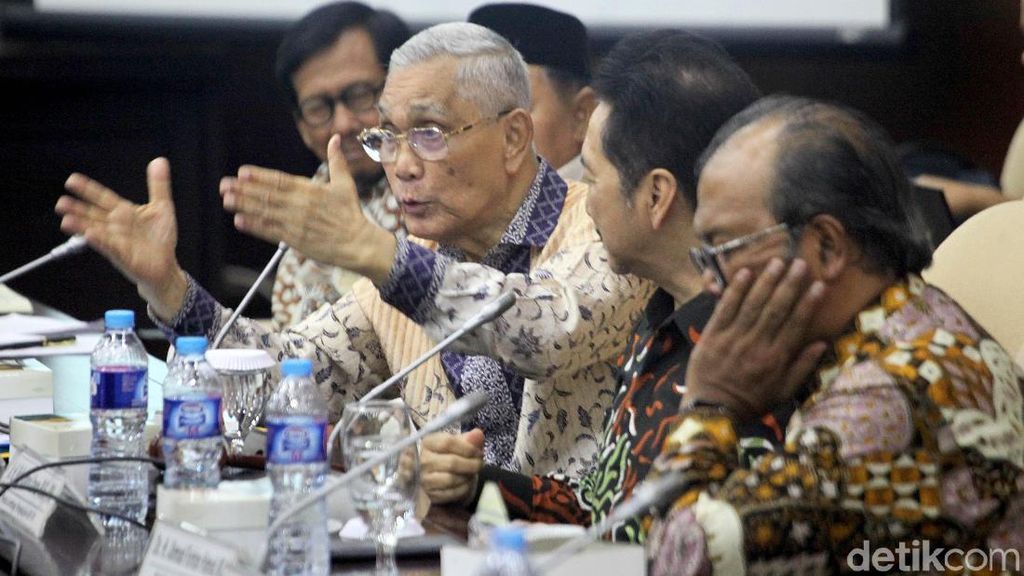 Try Sutrisno Bahas Kembalinya GBHN Bareng Lembaga Pengkajian MPR Try Sutrisno Bahas Kembalinya GBHN Bareng Lembaga Pengkajian MPR