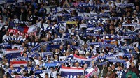 Suporter Leicester City membentangkan syal jelang laga Cardiff City dengan Leicester City. Ini menjadi laga pertama The Foxes setelah tewasnya bos klub, Vichai Srivaddhanaprabha (Richard Heathcote/Getty Images)