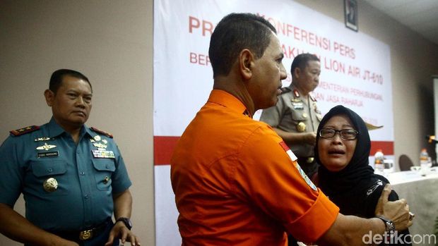 Kepala Basarnas menenangkan keluarga korban Lion Air /