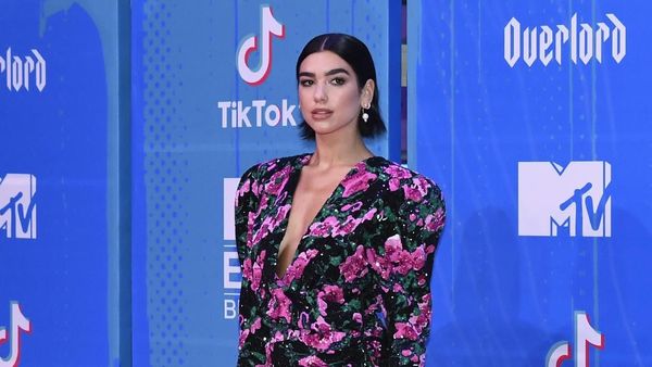 Dua Lipa Pamer Kaki Jenjangnya di MTV EMAs 2018