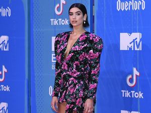 Dua Lipa Pamer Kaki Jenjangnya di MTV EMAs 2018 Dua Lipa Pamer Kaki Jenjangnya di MTV EMAs 2018