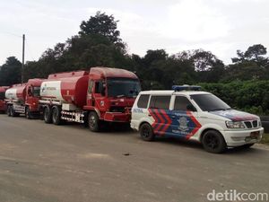 Hindari Macet, Polisi Kawal Truk Tangki BBM di Riau