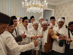 Ulama dari Jakarta Timur Deklarasi Dukungan ke Jokowi-Maruf Ulama dari Jakarta Timur Deklarasi Dukungan ke Jokowi-Maruf