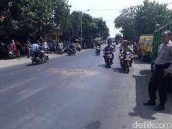 Jatuh Dibonceng Anak, Seorang Guru Tewas Terlindas Truk