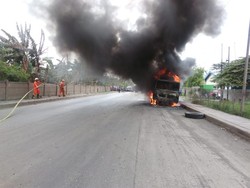 Truk Molen Terbakar di Cakung, Lalin Tersendat