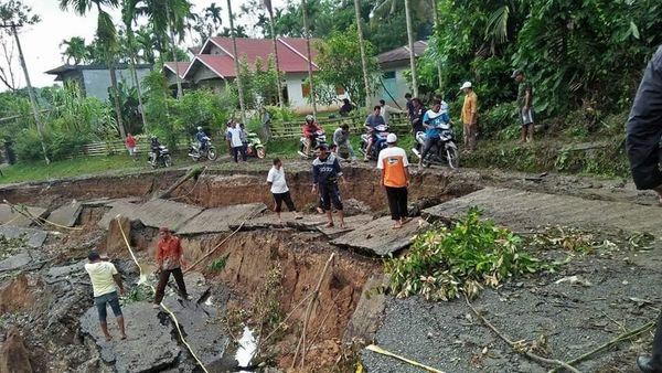 Banjir Sumbar, Jalan Sepanjang 75 Meter di Sijunjung Longsor