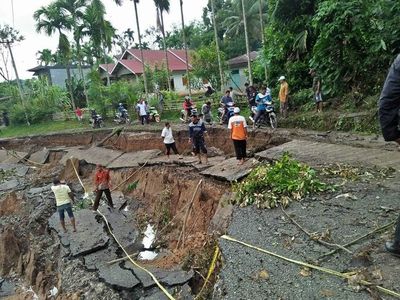 Banjir Sumbar, Jalan Sepanjang 75 Meter di Sijunjung Longsor