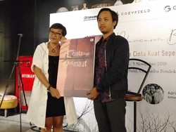 Adimas Immanuel Rilis Buku Puisi Karena Cinta Kuat Seperti Maut