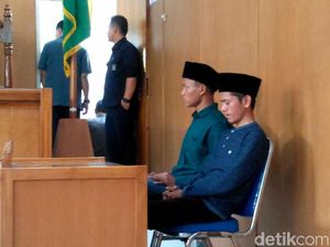 Potret Sidang Pembakar Bendera di Garut yang Divonis 10 Hari Bui Potret Sidang Pembakar Bendera di Garut yang Divonis 10 Hari Bui