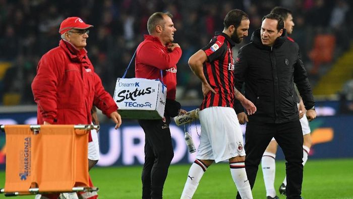 Gonzalo Higuain mengalami masalah punggung saat AC Milan bertanding melawan Udinese (Foto: Alessandro Sabattini/Getty Images) Gonzalo Higuain mengalami masalah punggung saat AC Milan bertanding melawan Udinese (Foto: Alessandro Sabattini/Getty Images)