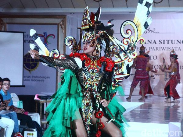 Foto: Wilda Octaviana Jadi Burung Enggang di Miss Supranational 2018