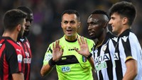 Namun hakim garis mengangkat bendera offiside usai pemain Milan dianggap lebih dulu offside sebelum gol tercipta. Wasit Di Bello pun dikerubungi pemain kedua tim lantas memutuskan meninjaunya lewat VAR. (Foto: Alessandro Sabattini/Getty Images)