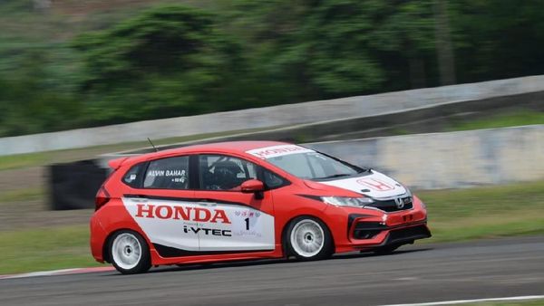 Keren! Ayah-Anak Naik Podium Juara Bersama