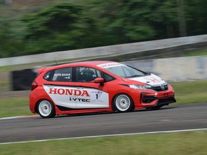 Keren! Ayah-Anak Naik Podium Juara Bersama