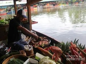 Aneka Kuliner Ada di Floating Market