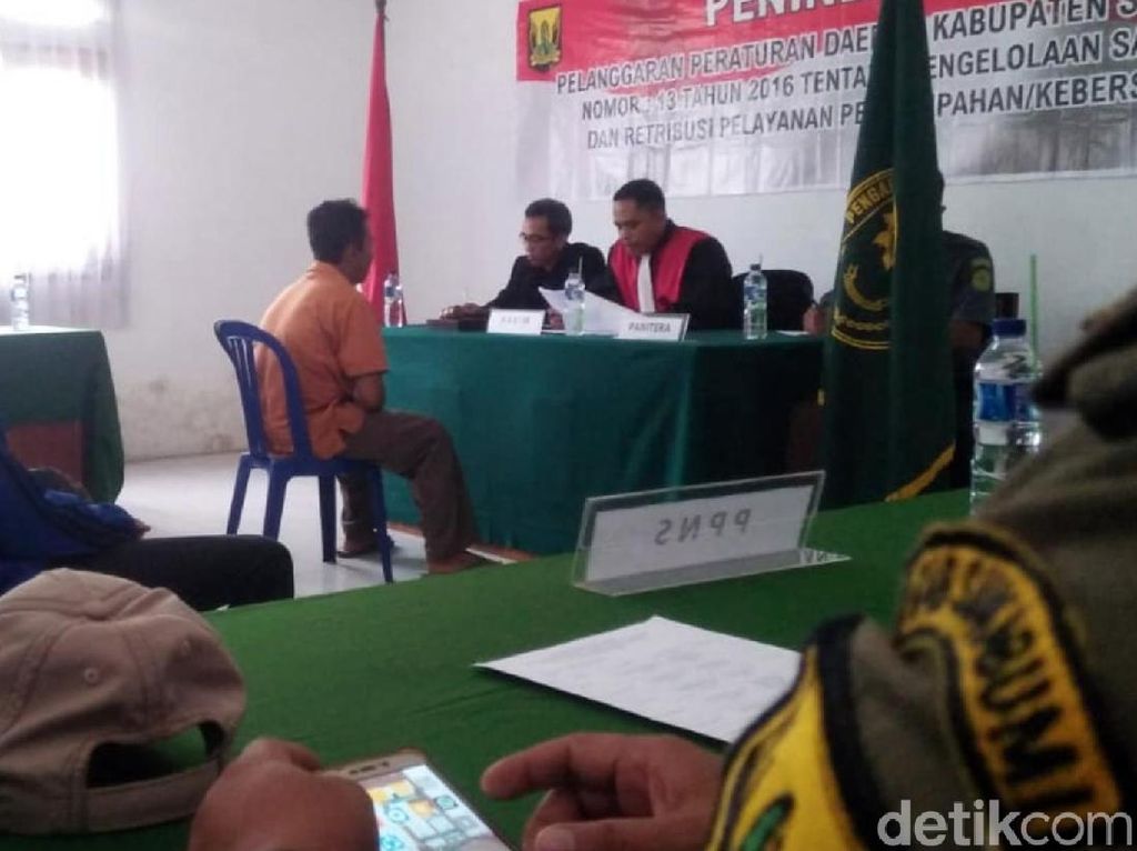 Pemkab Sukabumi Sidang 8 Warga yang Kena OTT Buang Sampah ke Sungai Pemkab Sukabumi Sidang 8 Warga yang Kena OTT Buang Sampah ke Sungai
