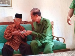 Sejumput Keceriaan Veteran Dapat Tali Asih Jelang Hari Pahlawan